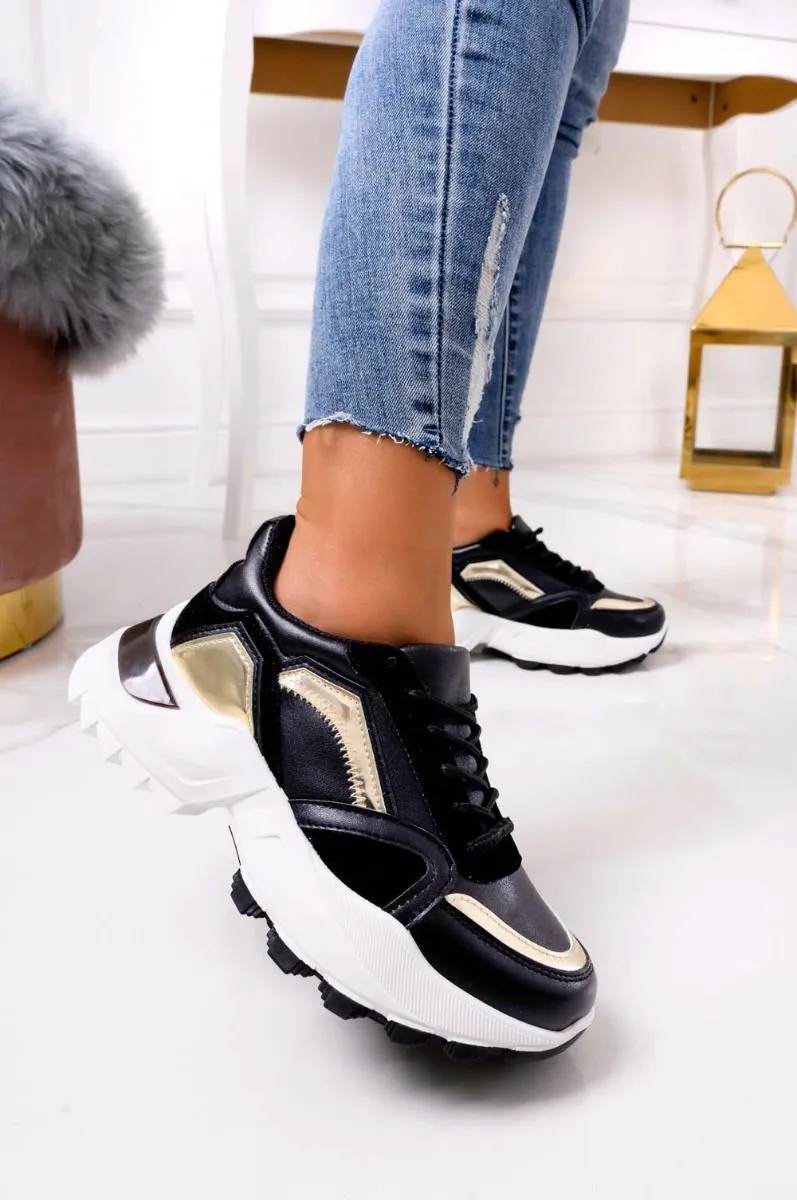 Sneakers nera con suola spessa e inserti oro