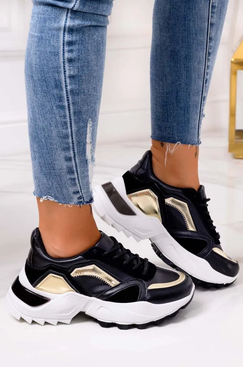 Sneakers nera con suola spessa e inserti oro