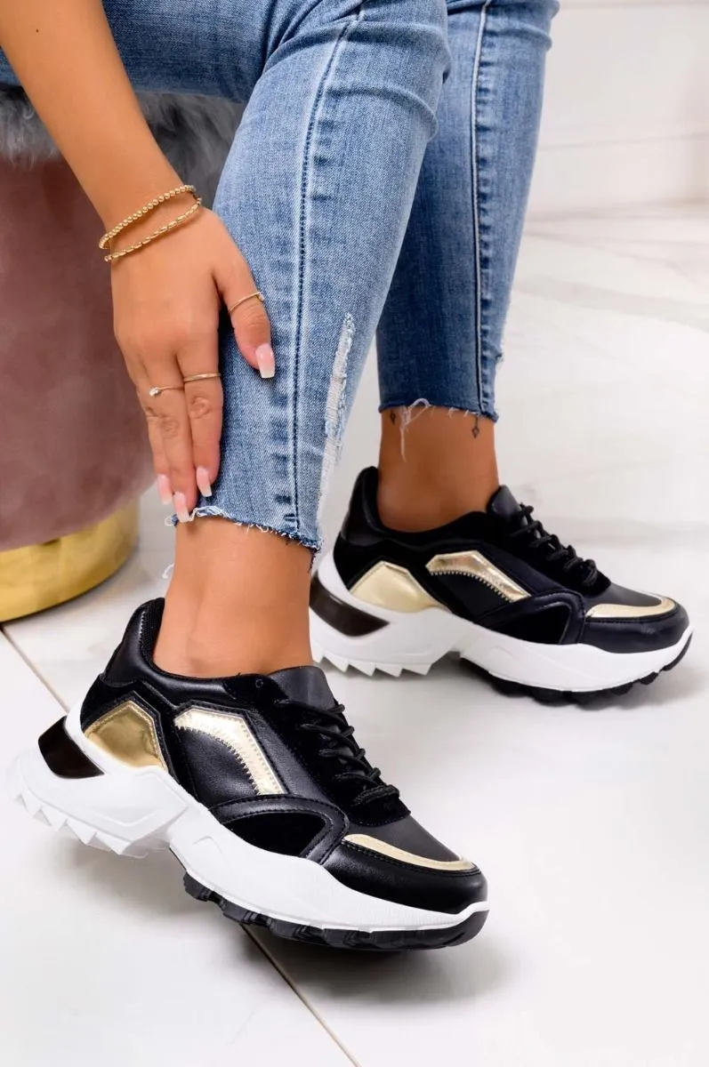 Sneakers nera con suola spessa e inserti oro