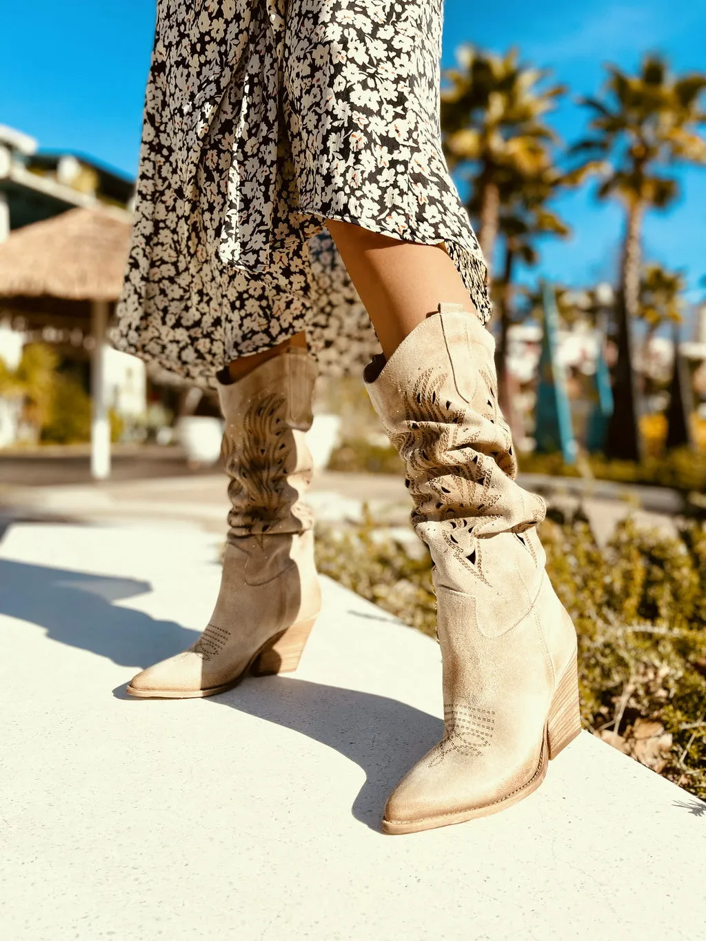 Stivali Texani Donna Laserati in Camoscio Beige con Tacco Medio