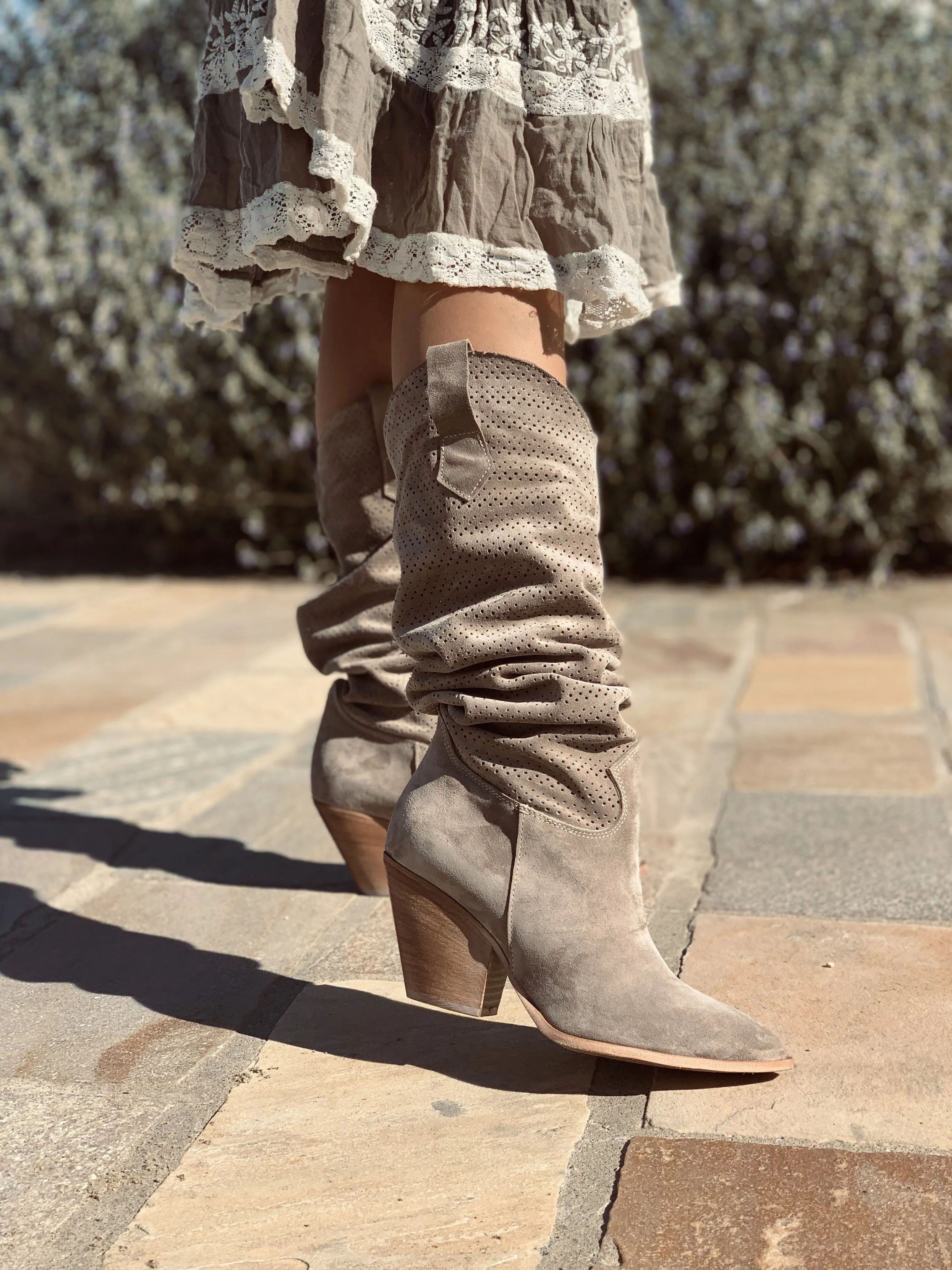 Stivali Texani Donna Traforati in Camoscio Taupe con Tacco Alto