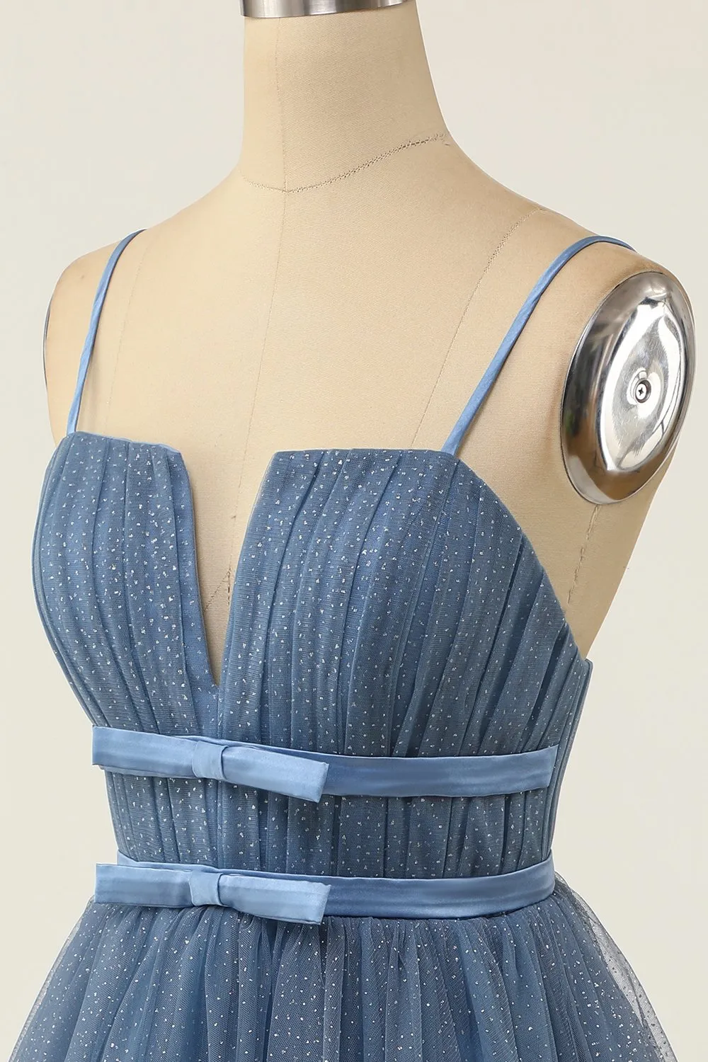 Una linea senza spalline abito da cocktail corto grigio blu