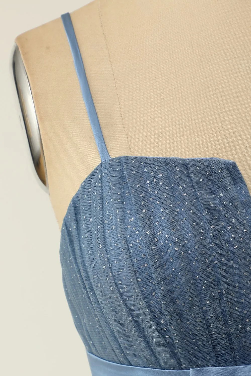 Una linea senza spalline abito da cocktail corto grigio blu