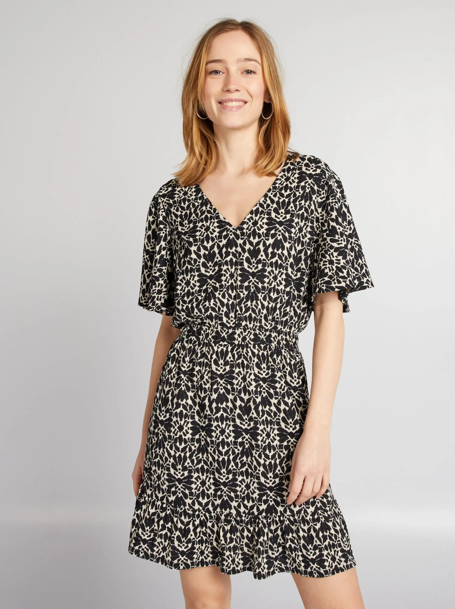 Vestito corto stampato con volant - NERO